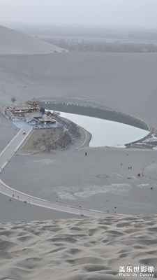 【醉春山】 千刃沙鳴一月牙，五色流光影琉璃