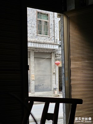 打開門，望著窗