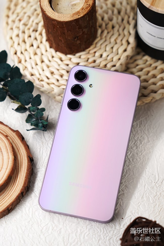 時(shí)尚配色 簡(jiǎn)約設(shè)計(jì) 三星Galaxy A55 5G精美圖賞