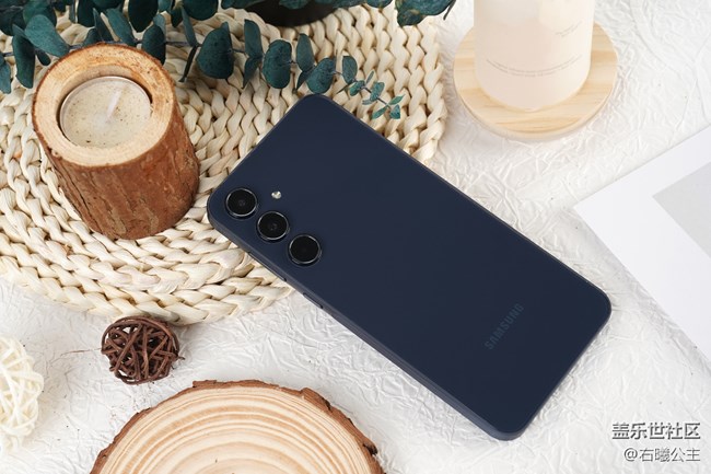 時(shí)尚配色 簡(jiǎn)約設(shè)計(jì) 三星Galaxy A55 5G精美圖賞