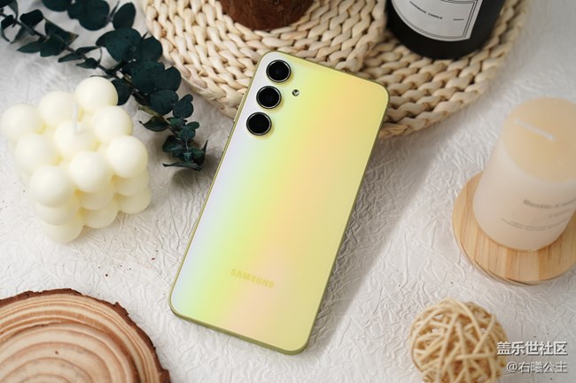 時(shí)尚配色 簡(jiǎn)約設(shè)計(jì) 三星Galaxy A55 5G精美圖賞