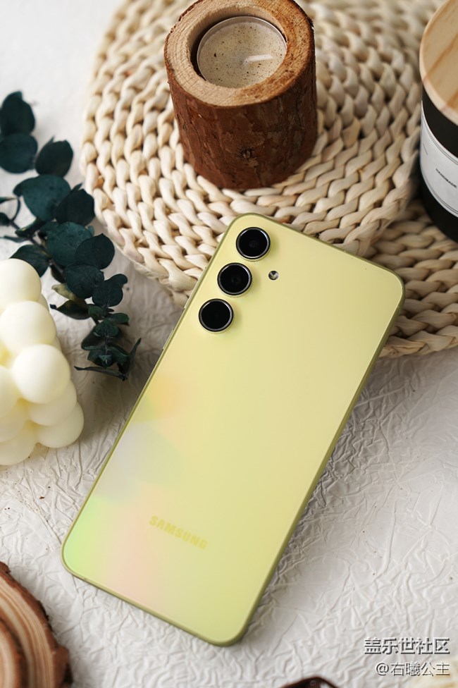 時(shí)尚配色 簡(jiǎn)約設(shè)計(jì) 三星Galaxy A55 5G精美圖賞