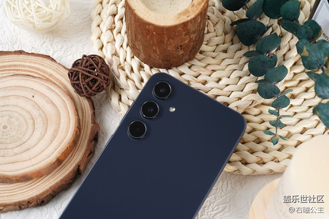 時(shí)尚配色 簡(jiǎn)約設(shè)計(jì) 三星Galaxy A55 5G精美圖賞