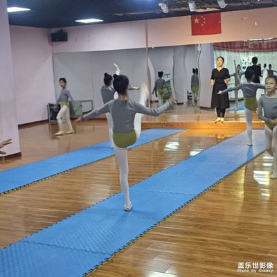 練舞蹈的小姑娘