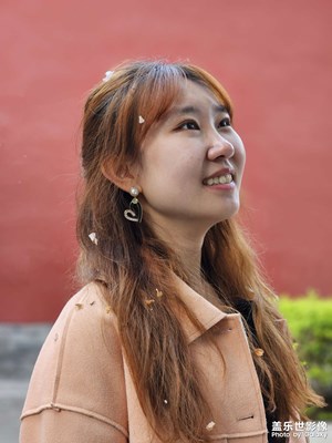 【鏡頭內(nèi)外】公園里的小姐姐
