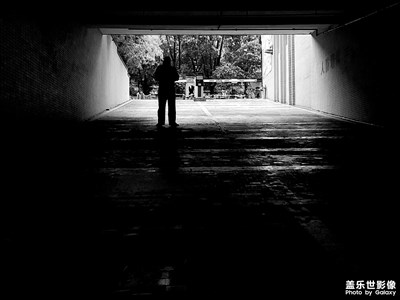 山圍故國周遭在，潮打空城寂寞回