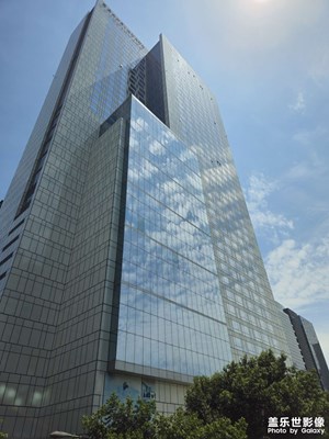 【快樂假日】外立面上的藍天白云