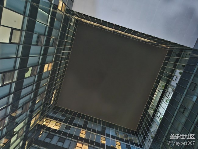 Fold 5 在暗光環(huán)境下拍照挺強的