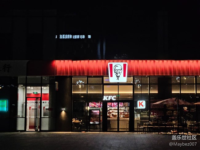 Fold 5 在暗光環(huán)境下拍照挺強的