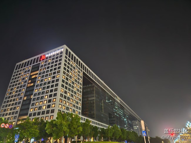 Fold 5 在暗光環(huán)境下拍照挺強的