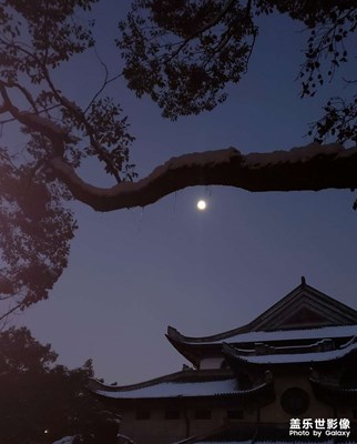 
大雪之后明月高照，麓山之下廟宇之間。