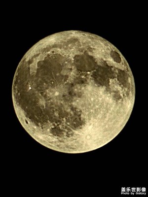 今晚的月亮，十五的月亮十六圓真不假