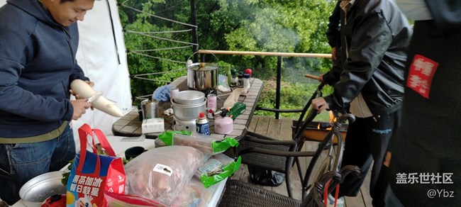 美麗的周末，美麗的時刻，金龍山森林營地的開心之旅