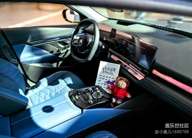 【色彩與光影的邂逅】設(shè)計(jì)感十足的漂亮的內(nèi)部車(chē)飾