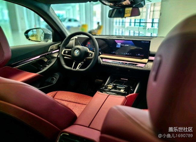 【色彩與光影的邂逅】設(shè)計(jì)感十足的漂亮的內(nèi)部車(chē)飾