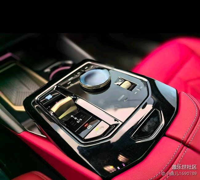 【色彩與光影的邂逅】設(shè)計(jì)感十足的漂亮的內(nèi)部車(chē)飾