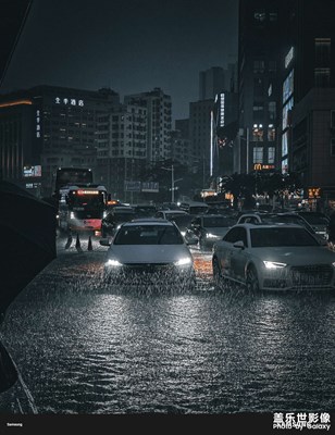 暴風雨下的站臺