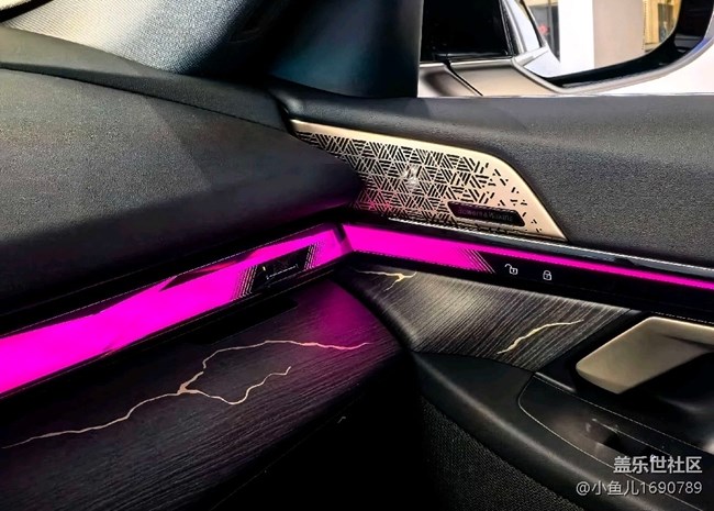 【色彩與光影的邂逅】設(shè)計(jì)感十足的漂亮的內(nèi)部車(chē)飾