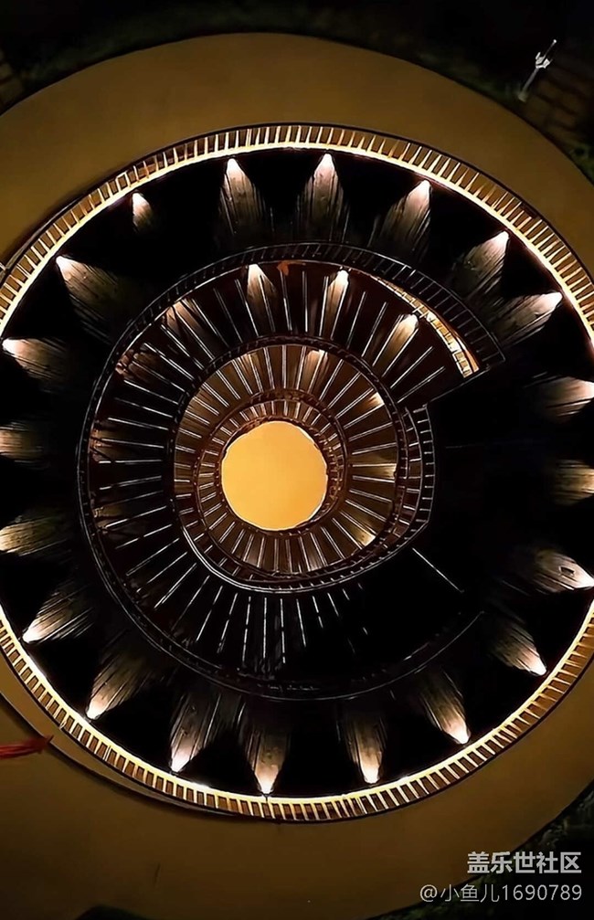 【色彩與光影的邂逅】旋轉(zhuǎn)空間