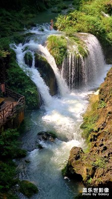 溪澗豈能留得住，
終歸大海作波濤。
李忱