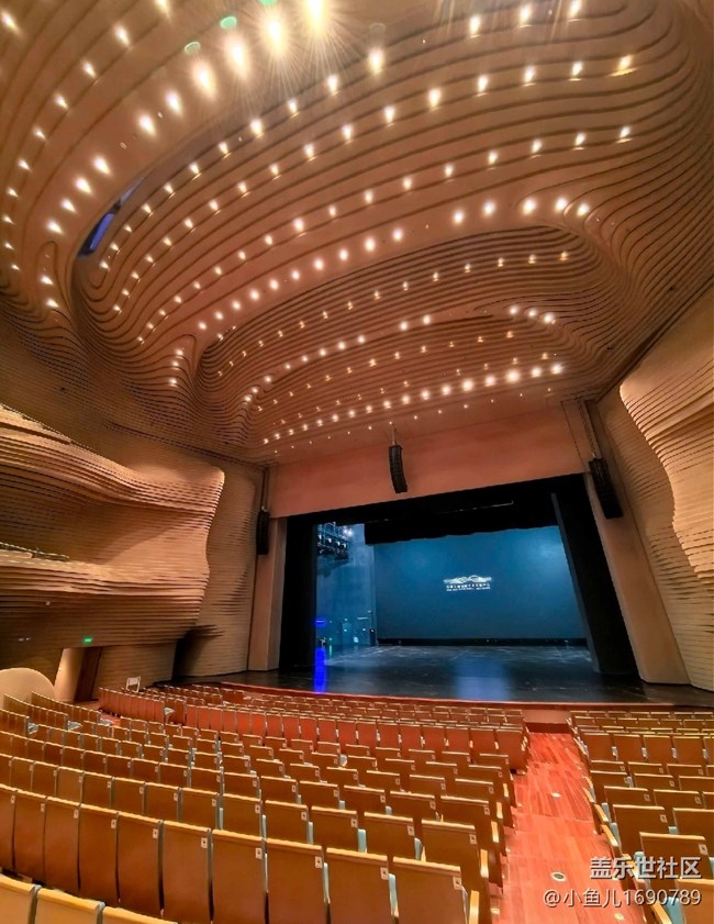 【色彩與光影的邂逅】唯美的演出廳