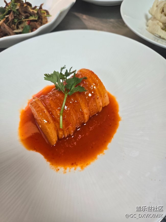 24+拍照黑暗沒有光澤。與實(shí)際顏色有差別。還不如我五年前一千五買的a60 低端機(jī)拍照好。