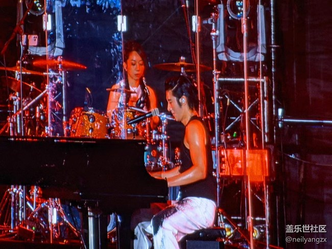 當(dāng)BGM響起，是誰的DNA動了？？——山頂演唱會，依舊VIP