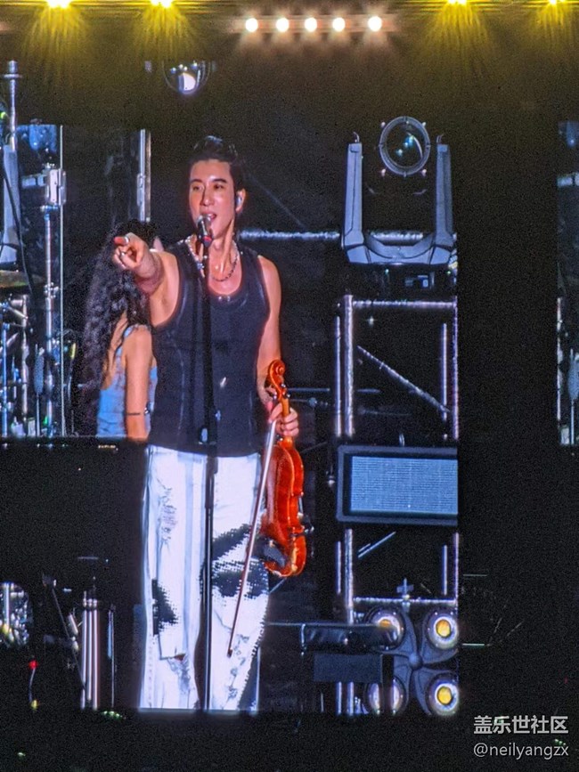 當(dāng)BGM響起，是誰的DNA動了？？——山頂演唱會，依舊VIP