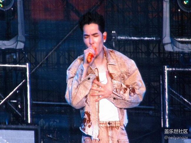 當(dāng)BGM響起，是誰的DNA動了？？——山頂演唱會，依舊VIP