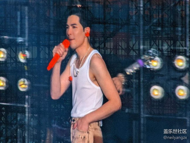 當(dāng)BGM響起，是誰的DNA動了？？——山頂演唱會，依舊VIP