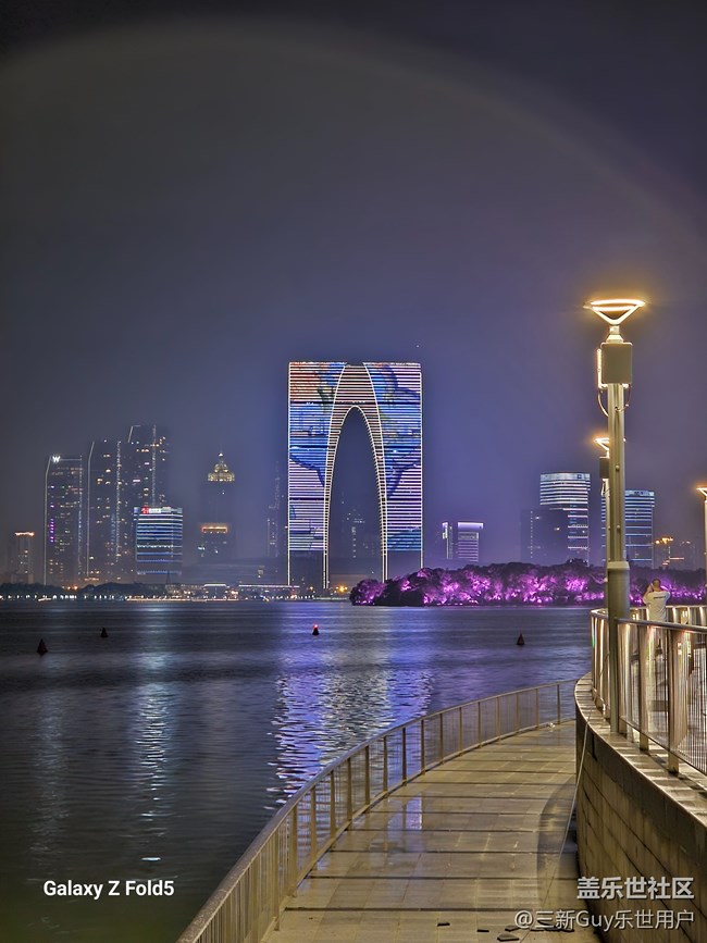 【最美家鄉(xiāng)地標(biāo)建筑】夜泊金雞湖，觀一門(mén)一柱