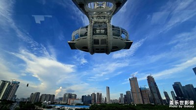 摩天輪轉(zhuǎn)夢飛揚，前海風(fēng)光入眼長

