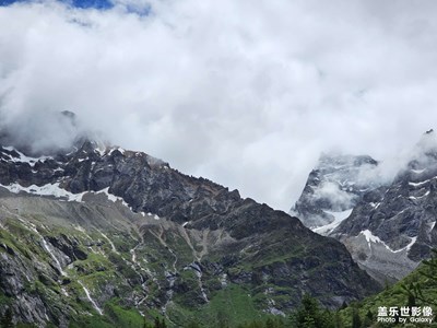 有個(gè)哥們說出門看到雪山