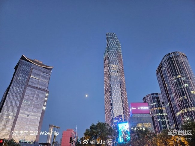 買了折疊屏手機的你是不是已經體驗過多角度懸停拍照功能了？