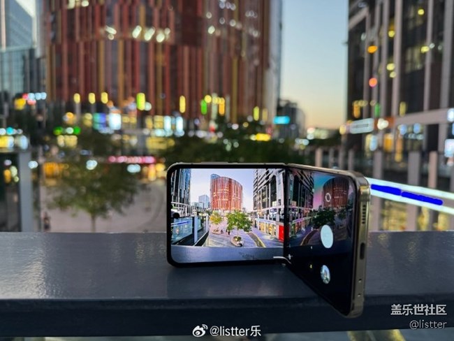 買了折疊屏手機的你是不是已經體驗過多角度懸停拍照功能了？