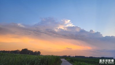 【七月風(fēng)光】

彩云追月