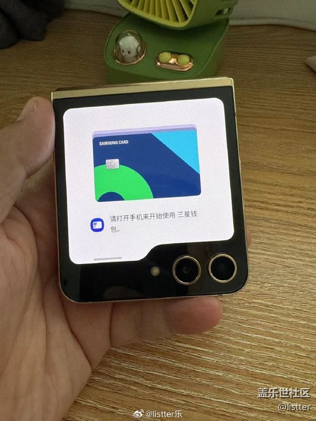 我發(fā)現(xiàn)現(xiàn)在各廠家都開始“卷”小折疊屏手機的外屏了