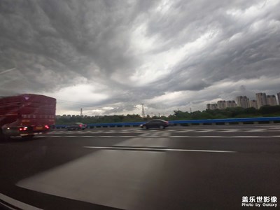 【邊走邊拍】+烏云下的征途