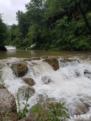 【邊走邊拍】+雨中看山水