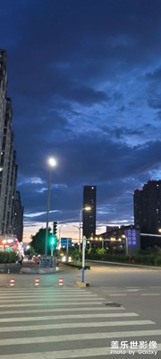 傍晚的街頭一景