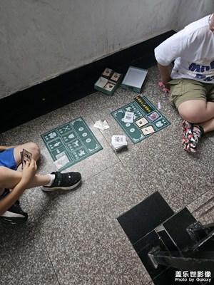 【我的假期故事】+躲在樓道里玩游戲