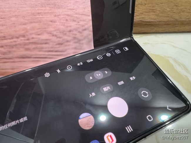 三星 Galaxy Z Fold5 的折疊拍照，發(fā)現(xiàn)可折疊角度特別廣