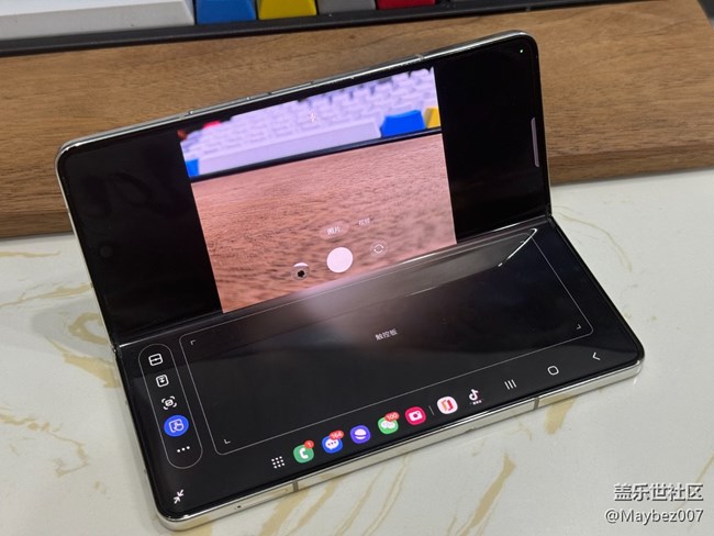 三星 Galaxy Z Fold5 的折疊拍照，發(fā)現(xiàn)可折疊角度特別廣