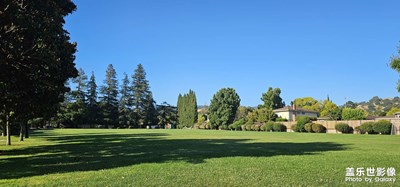 藍(lán)藍(lán)的天空。