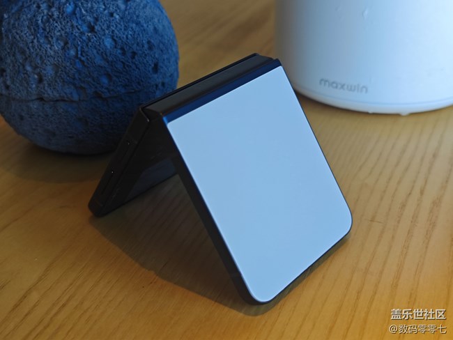 三星手機(jī)背板耐用性太強(qiáng)了，不帶保護(hù)殼居然沒有劃痕