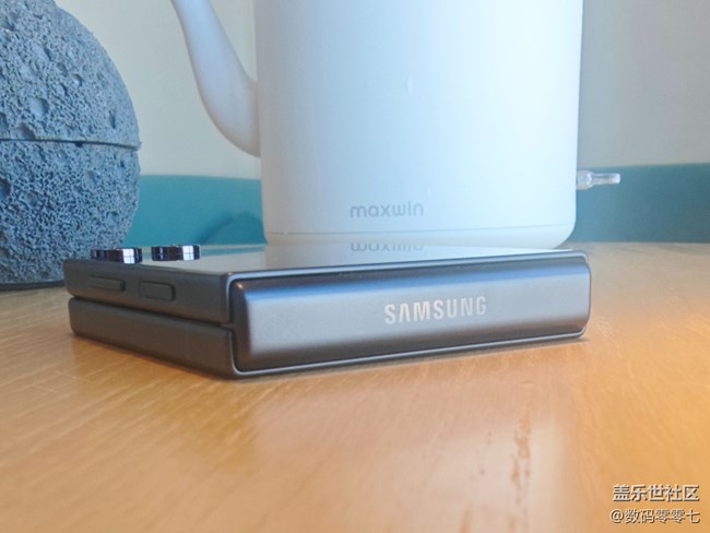 三星手機(jī)背板耐用性太強(qiáng)了，不帶保護(hù)殼居然沒有劃痕