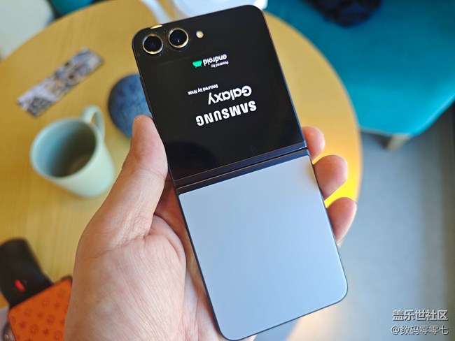 三星手機(jī)背板耐用性太強(qiáng)了，不帶保護(hù)殼居然沒有劃痕