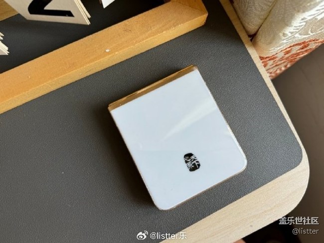 做個(gè)小調(diào)查：你們用折疊屏手機(jī)的朋友，平常給手機(jī)套殼嗎？