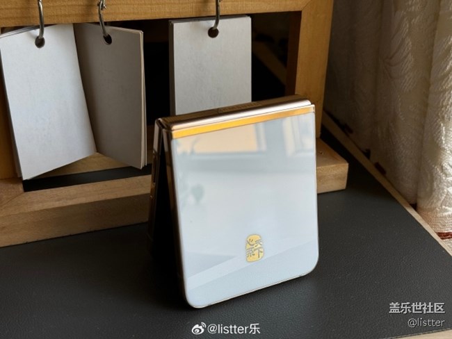 做個(gè)小調(diào)查：你們用折疊屏手機(jī)的朋友，平常給手機(jī)套殼嗎？
