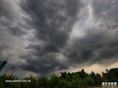 烏云密布壓滿天